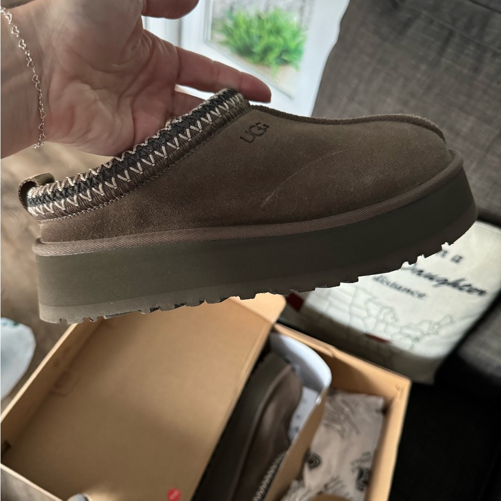 Brand new UGG TAZZ Platform Mule in Hickory